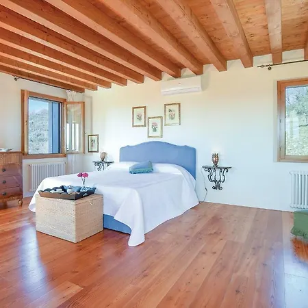 Three-bedroom Holiday In Prázdninový dům Corbanese